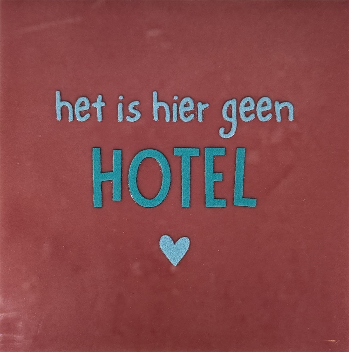 Yett | Tegeltje roze Het is hier geen hotel