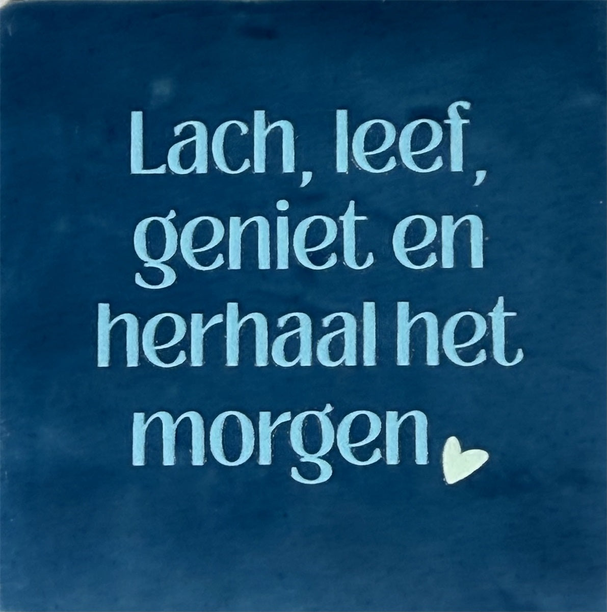 Yett | Tegeltje donkerblauw lach leef geniet