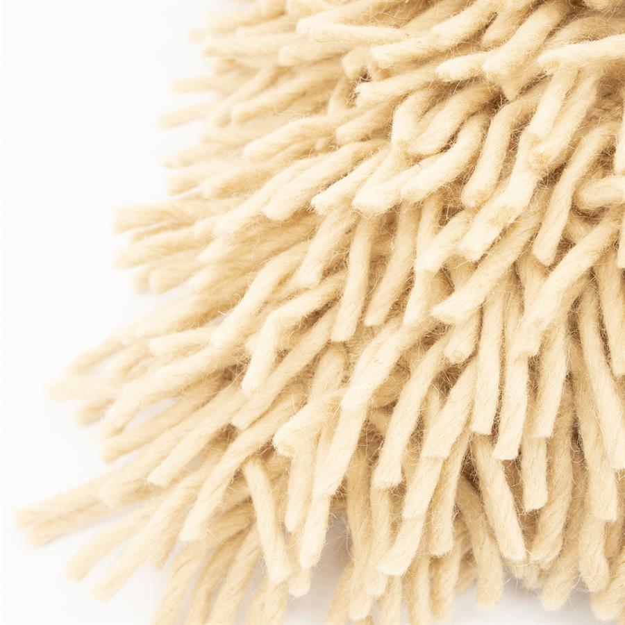 Detail van de lange beige franjes van By Boo Moppy