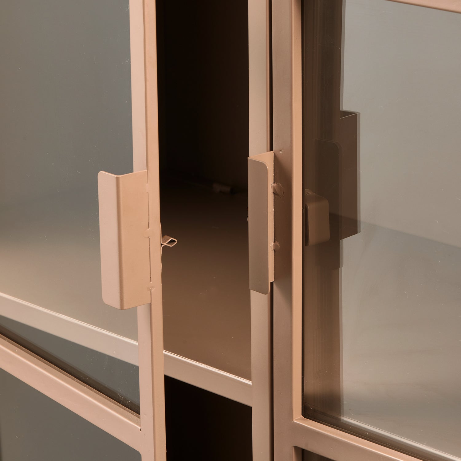 Woood | Vitrinekast XL Ronja metaal military brown SHOWMODEL