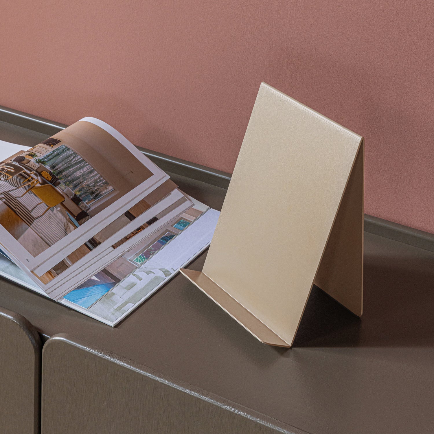 Woood | Boekenstandaard Brook staand metaal zand