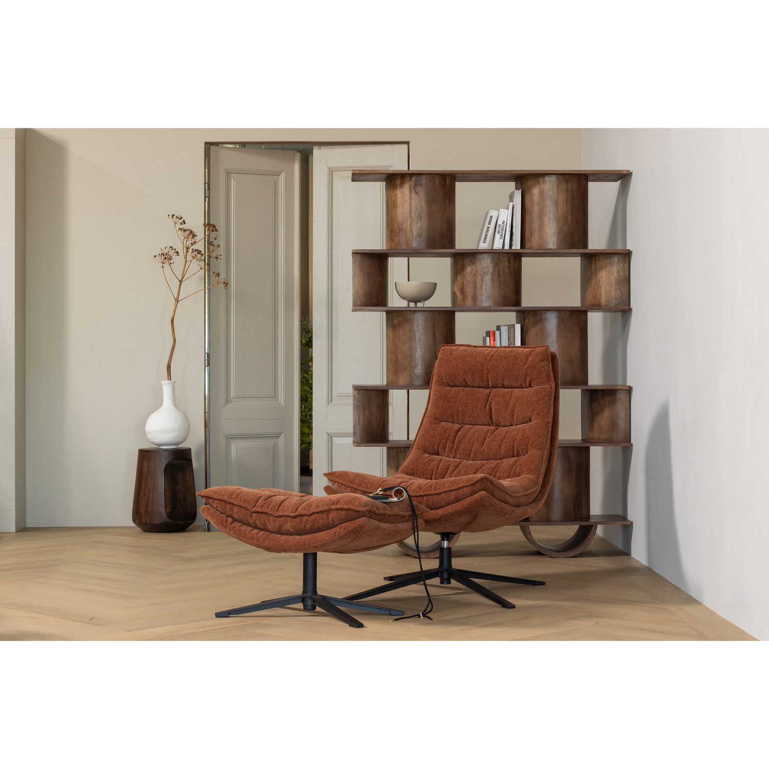 Woood | Draaifauteuil Kube met hocker bruin