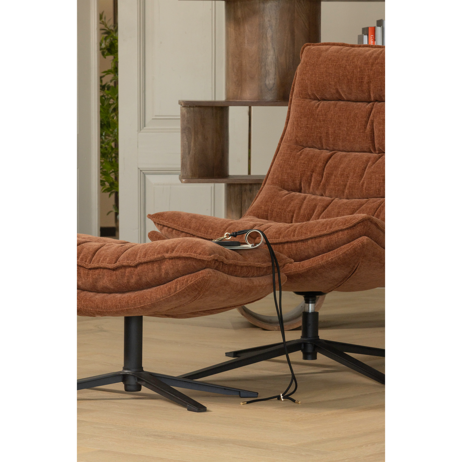 Woood | Draaifauteuil Kube met hocker bruin