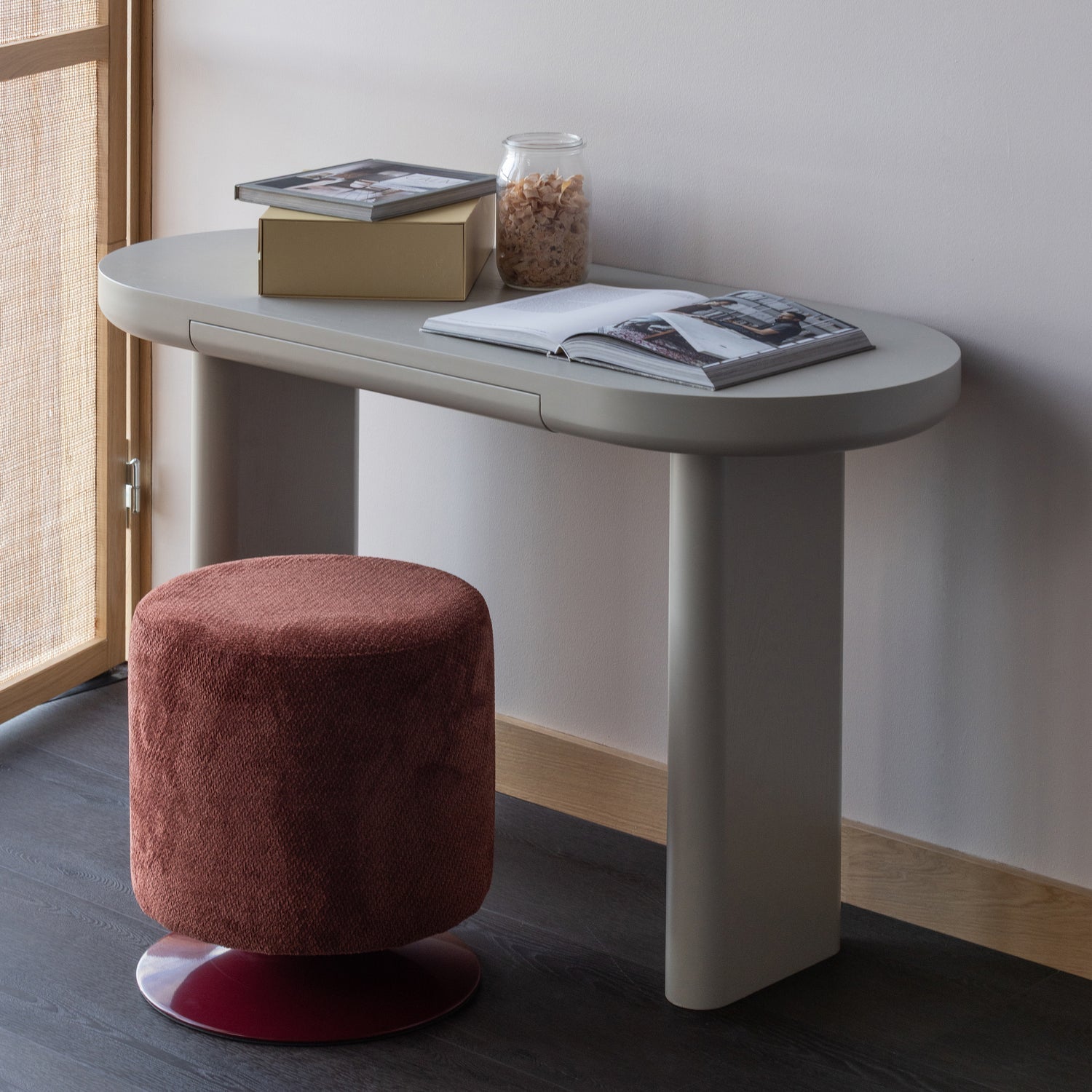 Woood | Poef Islen met draaivoet boucle bordeuxrood