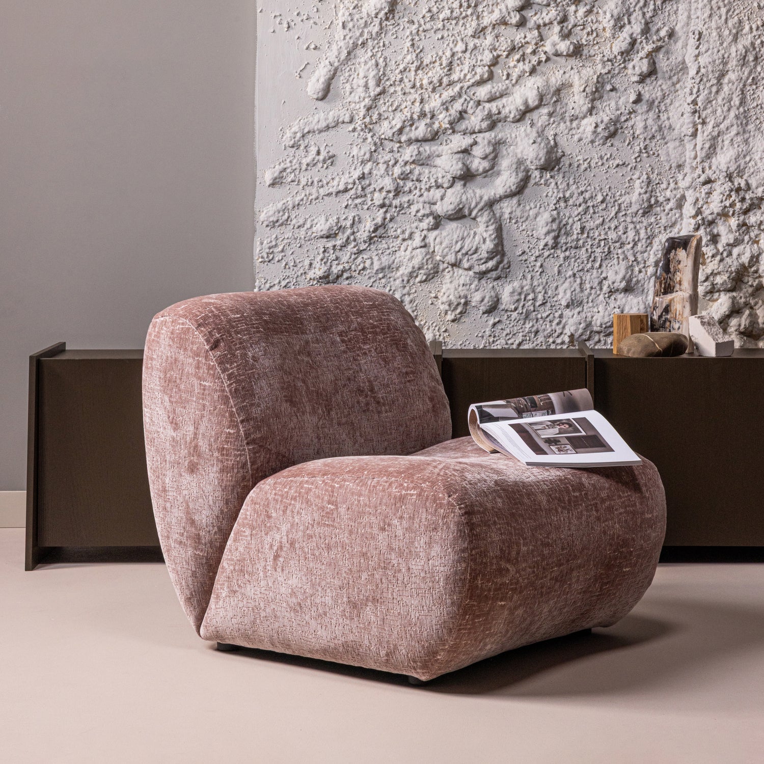 Woood | Fauteuil Nomu craquele velvet lichtroze