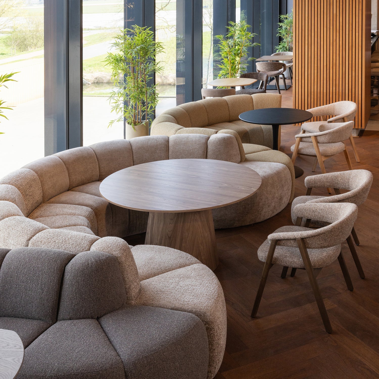 Woood | Eetbank Mojo hoek rond rugleuning ribstof donkerzand