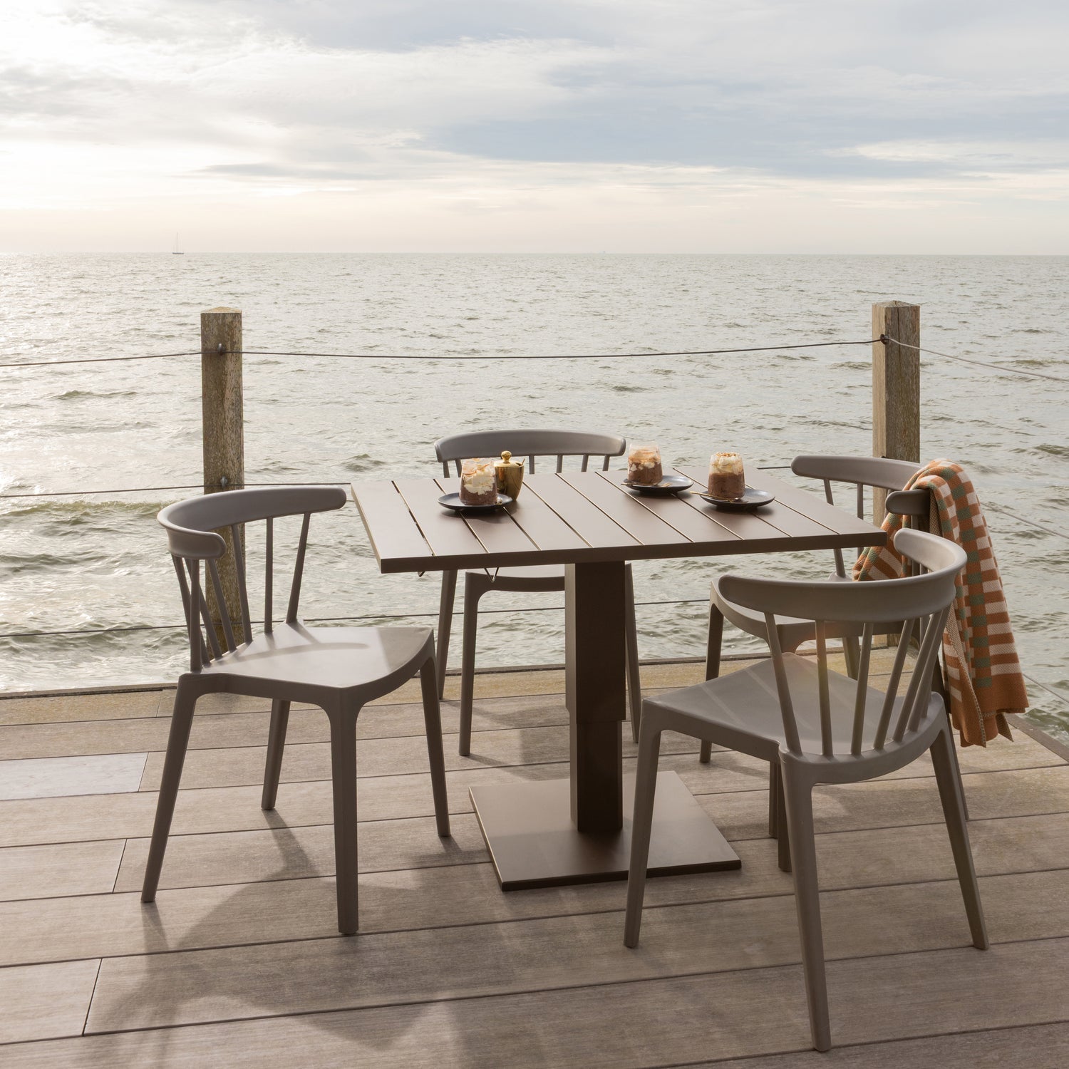 Woood | Tuinstoel Bliss met spijlen taupe (set van 2)