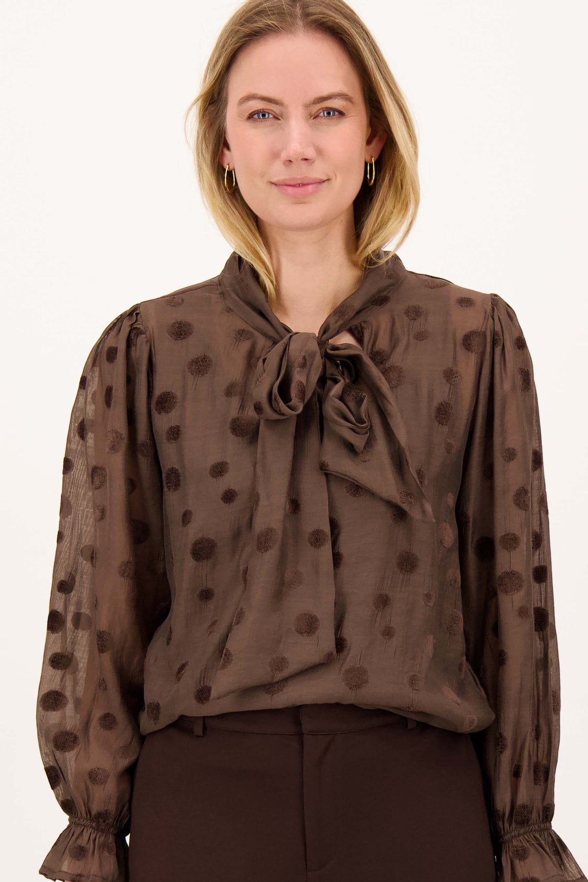 Zusss | Blouse met stippen en strik choco