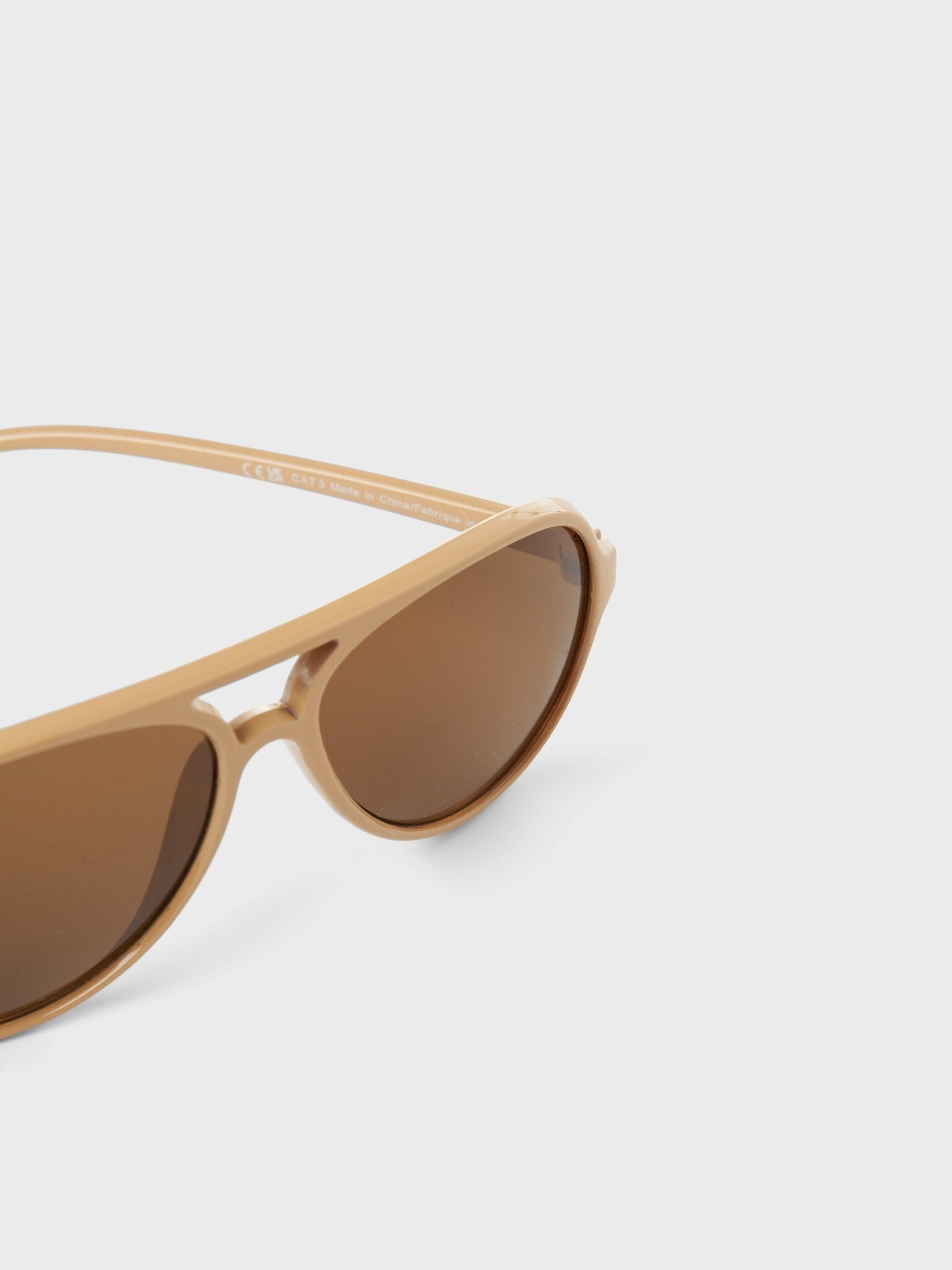 Lil Atelier | Zonnebril Fumingo taos taupe