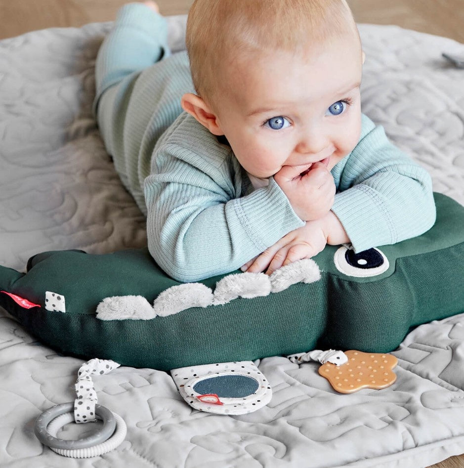 Done by Deer | Tummy time speeltje Croco groen