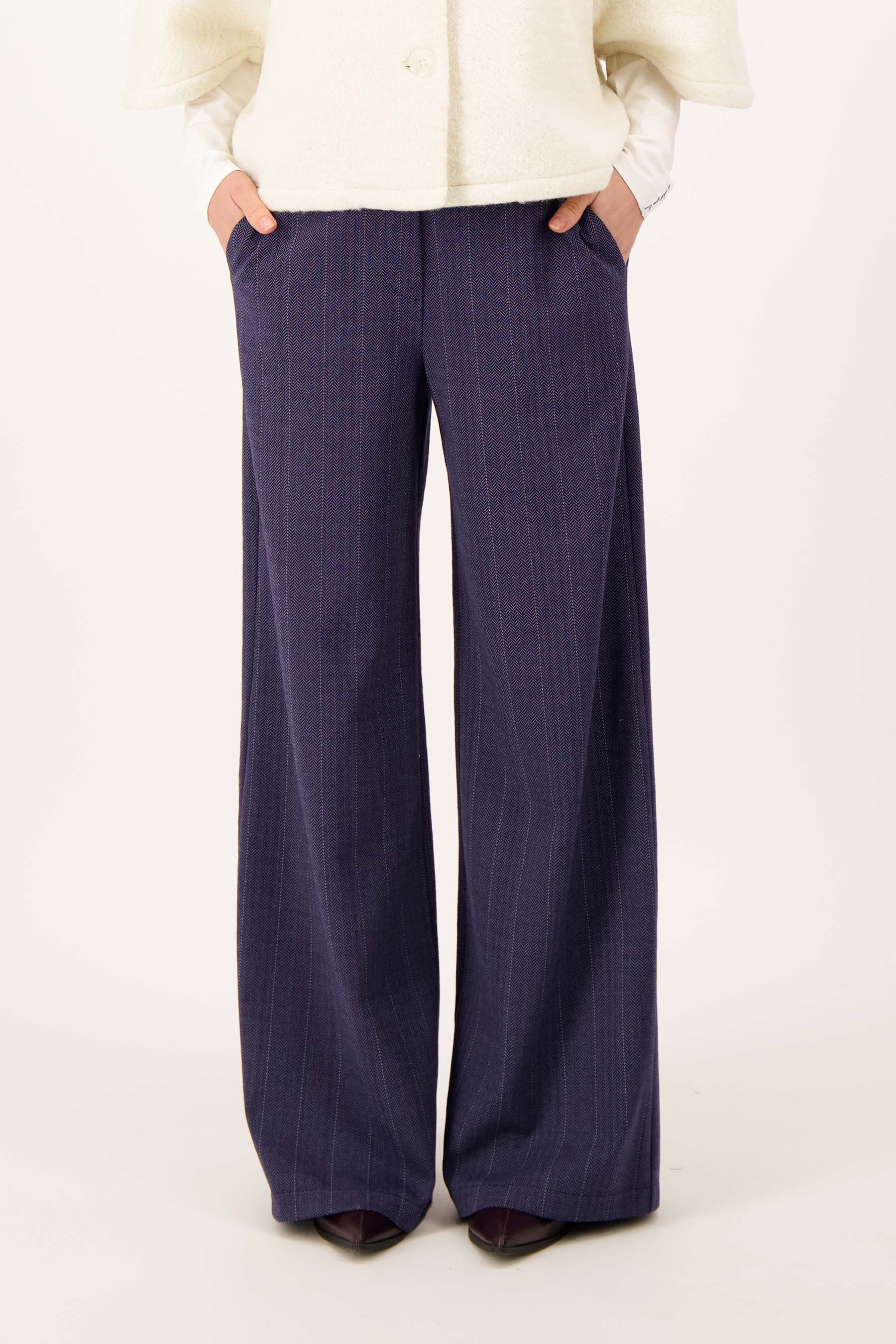 Zusss | Visgraat denim broek met stretch donker denim