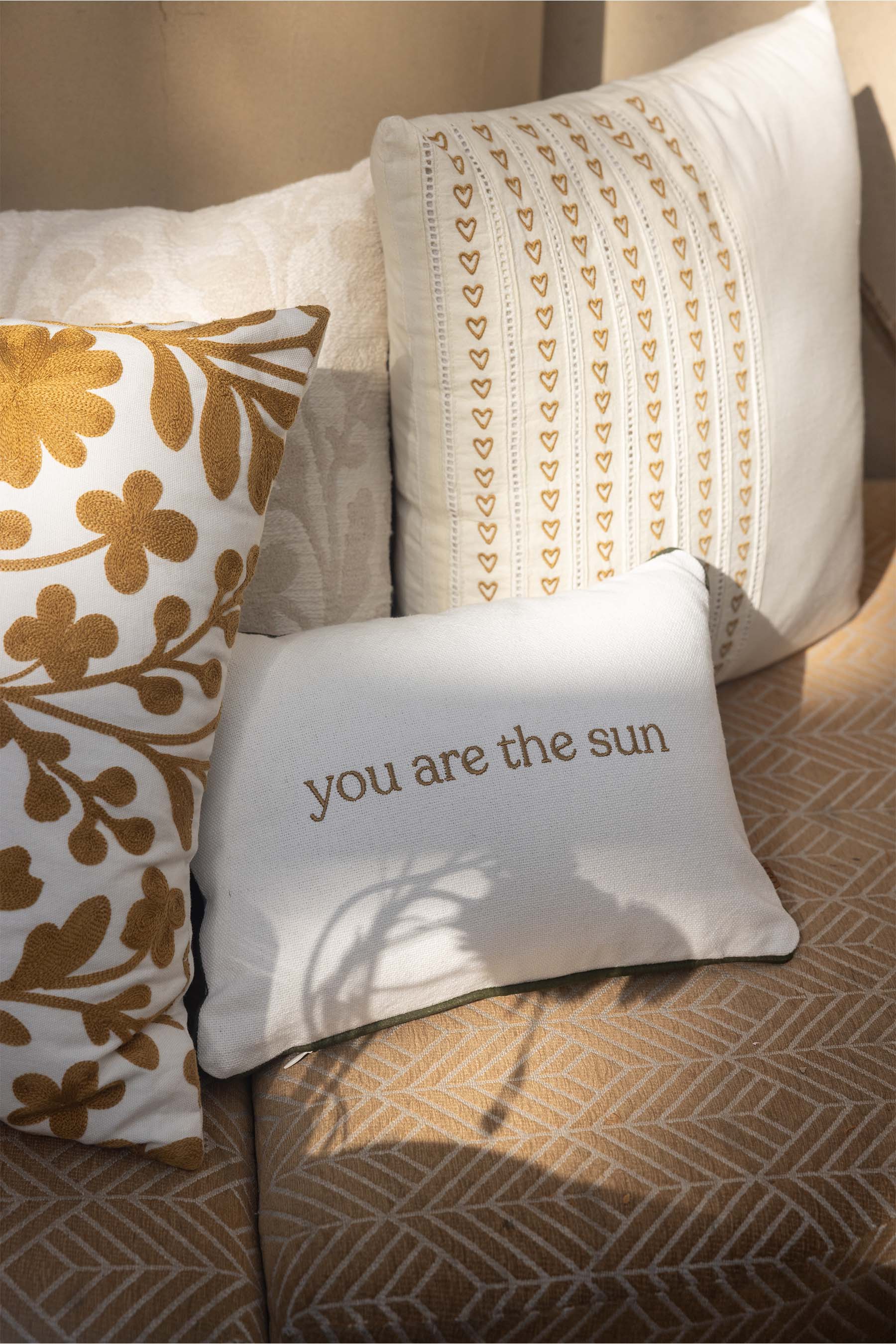 Zusss | Kussen you are the sun hartjes 35x25cm off white / groen