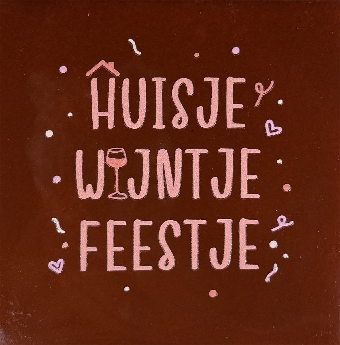 Yett | Tegeltje kastanje huisje wijntje feestje