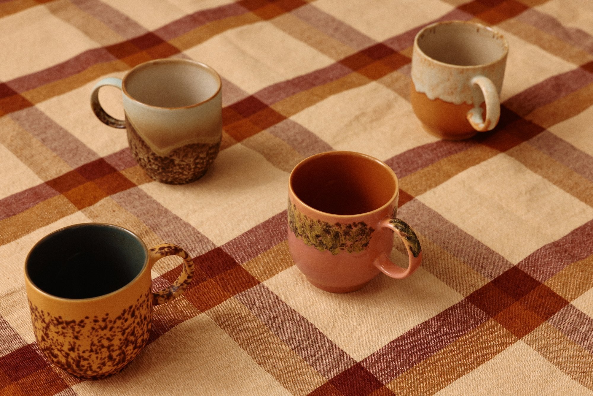 HK Living | 70's servies koffiemok met oor shell