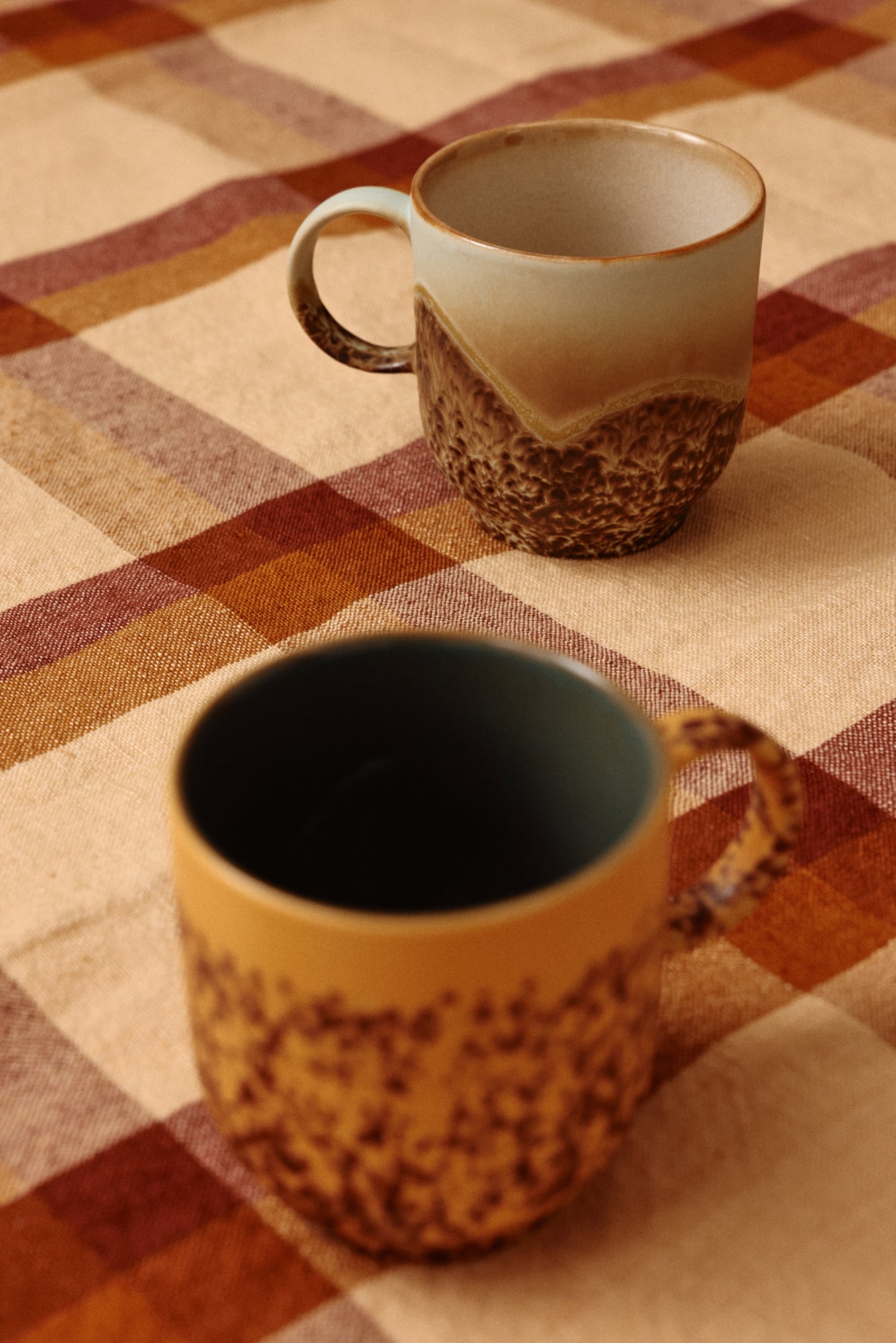 HK Living | 70's servies koffiemok met oor shell