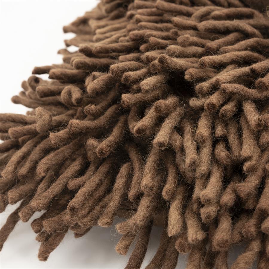 Detail van de lange bruine franjes van By Boo Moppy