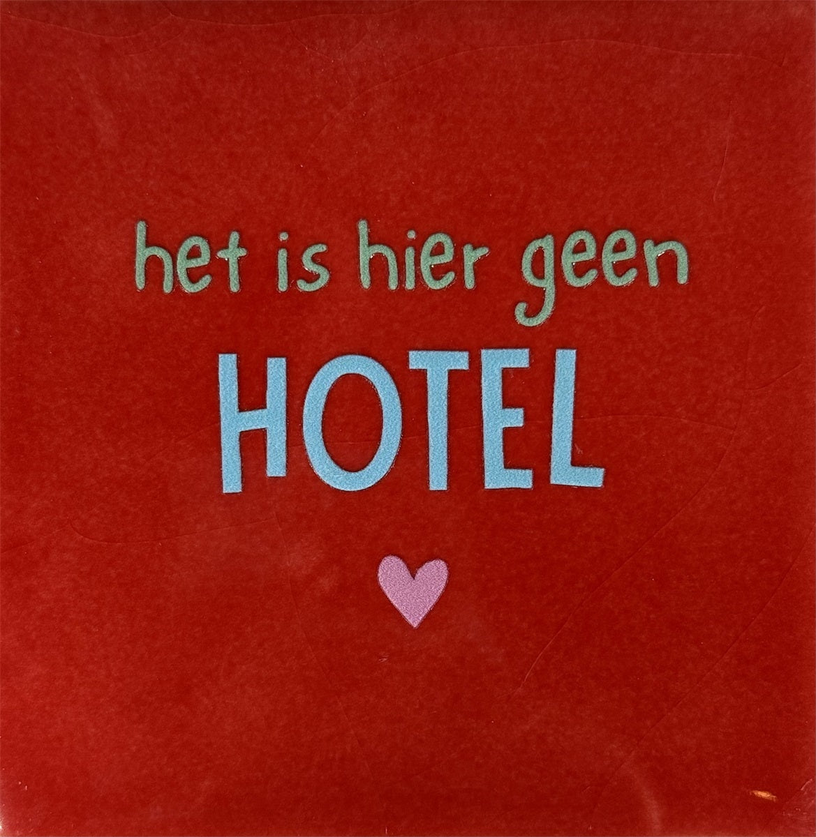Yett | Tegeltje Rood Het is hier geen hotel