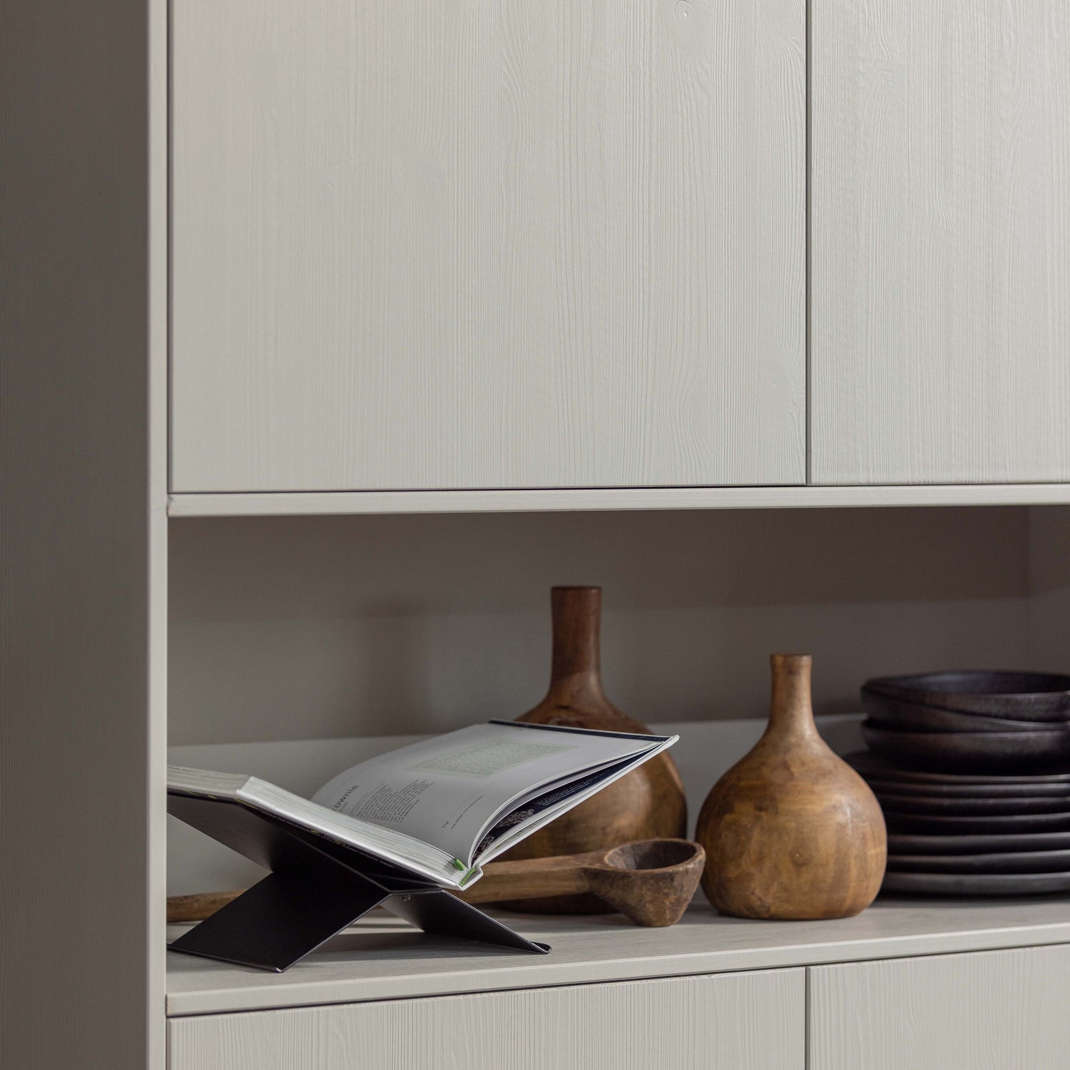 Woood | Boekenstandaard Brook liggend metaal zwart