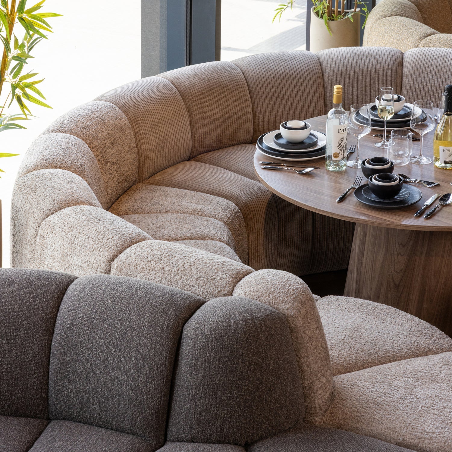 Woood | Eetbank Mojo halfronde hoek rugleuning rib donkerzand