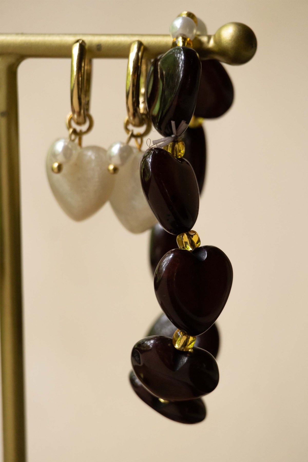 Zusss | Oorbellen met hart en parel grey oyster