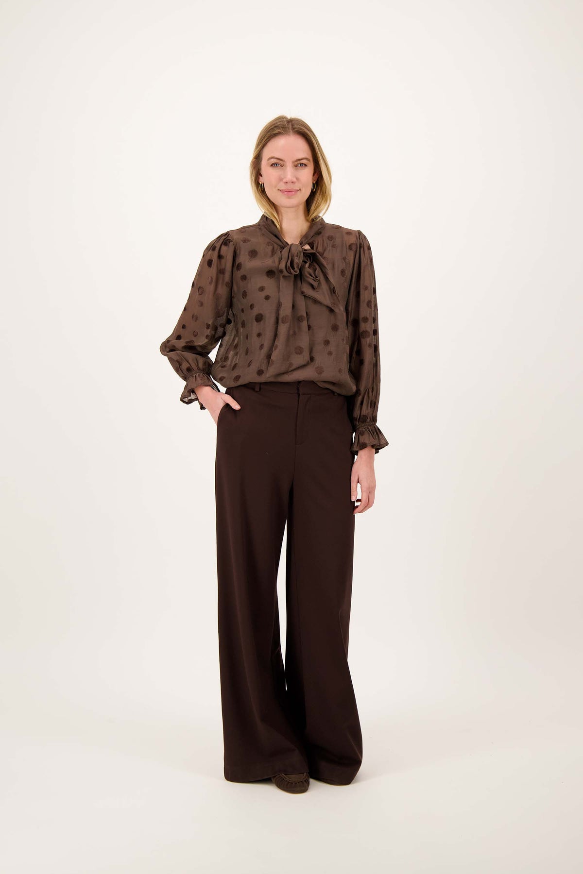 Zusss | Blouse met stippen en strik choco