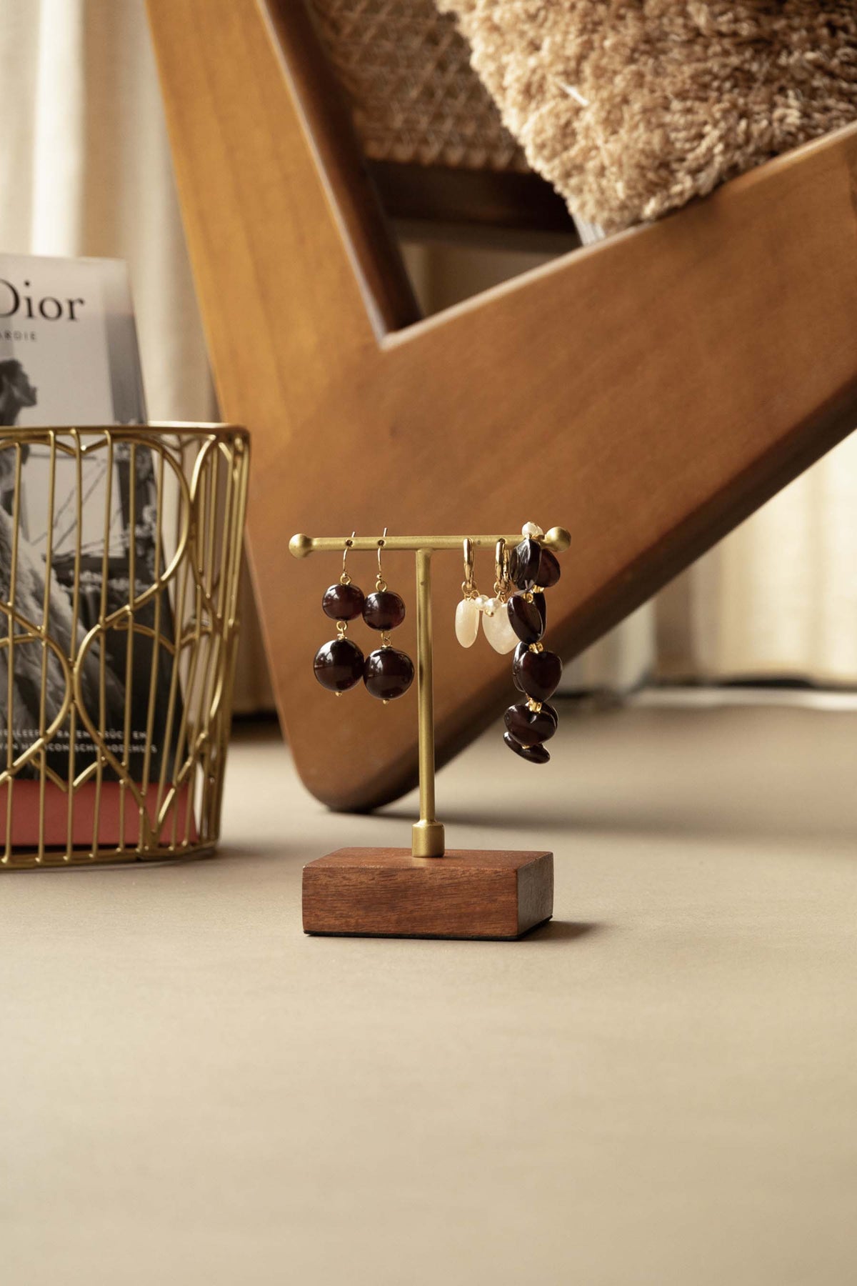Zusss | Oorbellen met resin parel choco