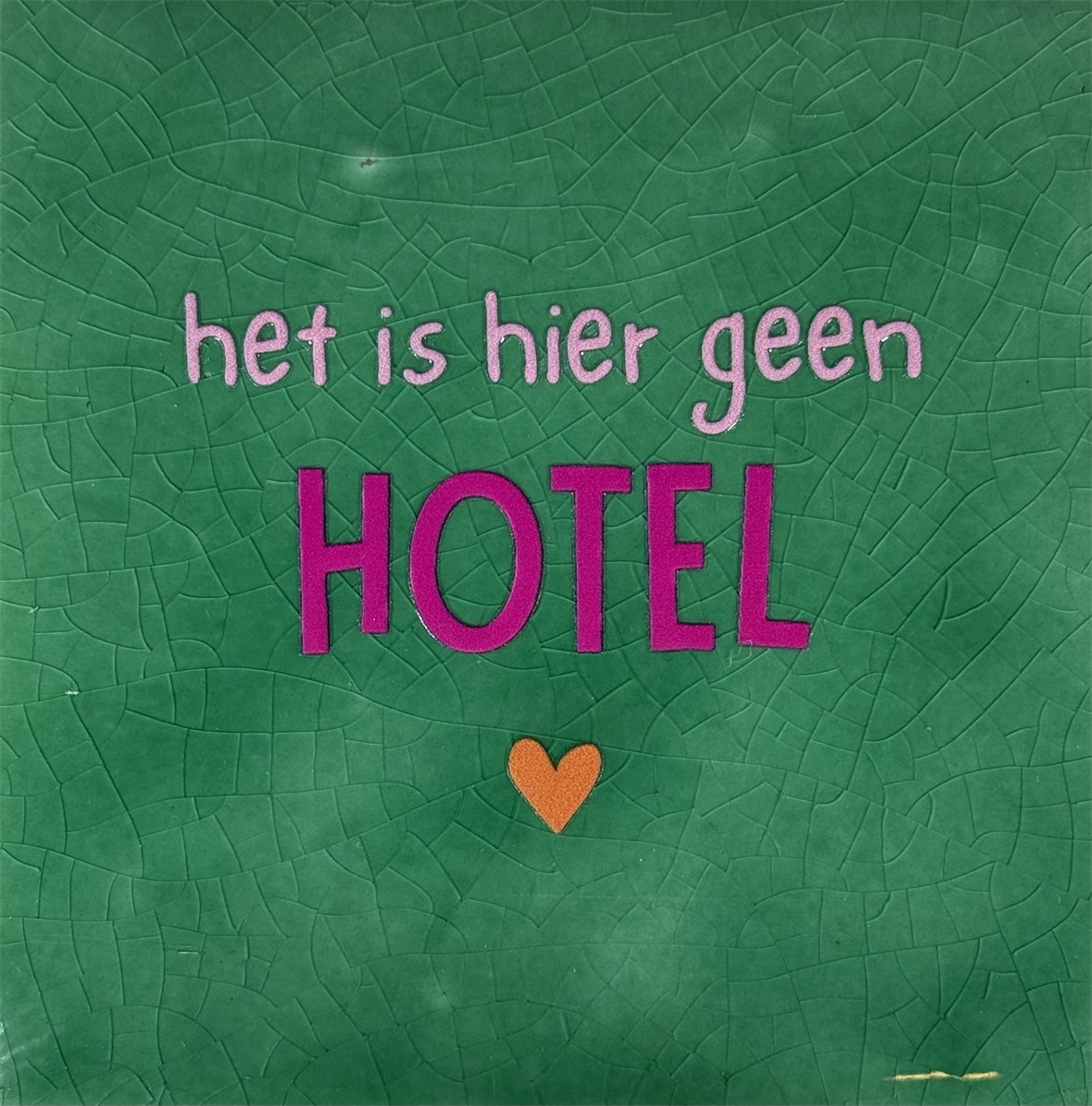 Yett | Tegeltje groen Het is hier geen hotel
