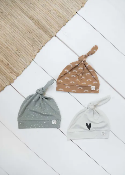 Zusss | Babymutsje spetters saliegroen