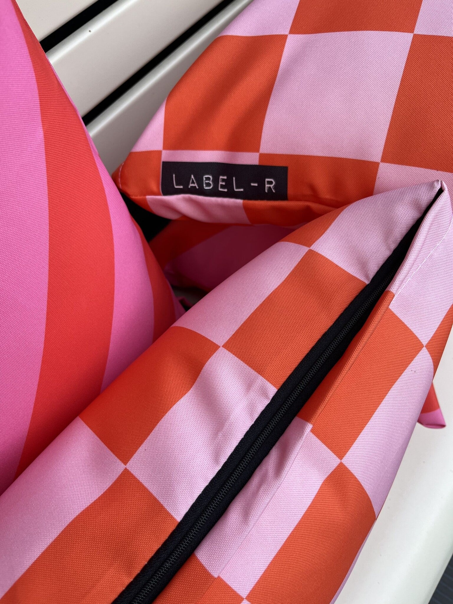 Label-R | Buitenkussen geblokt rood roze 40x40